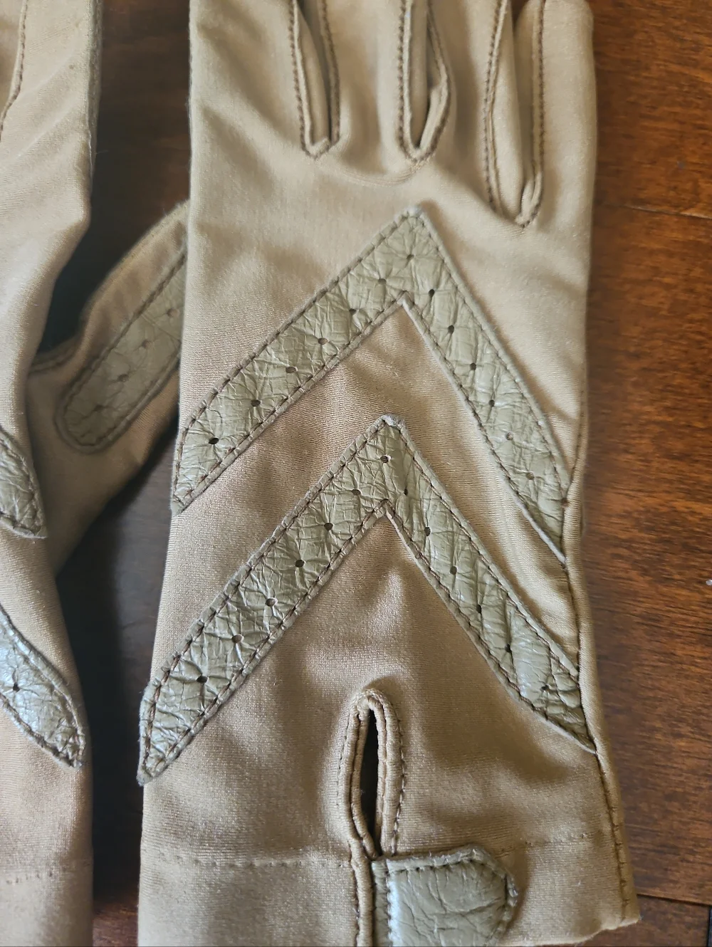 Vintage Isotoner Tan Driving Gloves Stretch Nylon Spandex One Size 9" x 3 ½" - Picture 3 of 9